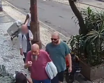 Vídeo: entregadora de aplicativo é perseguida e agredida por homem