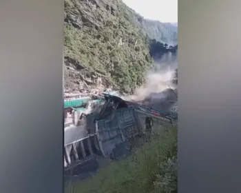 Vídeo: Enxurrada destrói pontes e avança com nuvem de destroços no Nepal