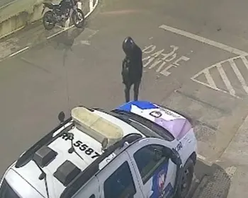 Vídeo: homem dança antes de explodir carro da PM em frente a batalhão