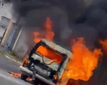 Vídeo: Kombi pega fogo e fica destruída em Delmiro Gouveia