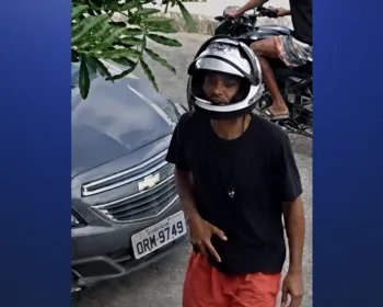 Vídeo mostra homem roubando celular de mulher em rua de Arapiraca
