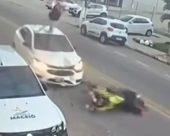 Vídeo mostra motociclista sendo arremessado após colisão com carro no São Jorge