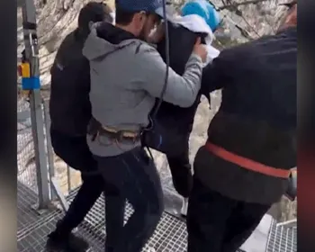 Vídeo: turista é chutada e forçada a saltar em cânion de 80 metros