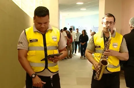 Música transforma corredores de hospital e emociona pacientes idosos em Maceió