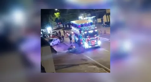 Motociclista morre após cair na pista e ser atingido por “Carreta da Alegria”; veja vídeo