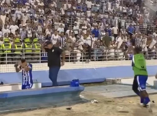 Torcida do CSA atira objetos contra jogadores após tropeço na Série D; veja