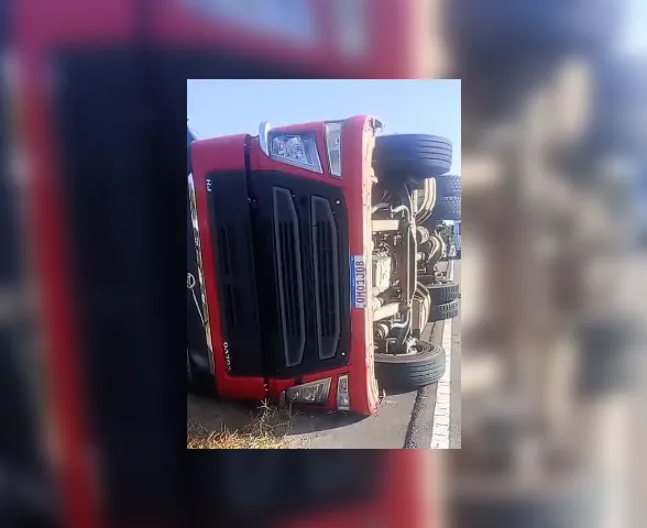 Caminhão com gado tomba após desviar de motocicleta em Olho d’Água Grande