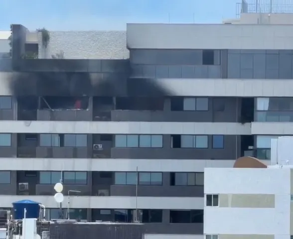 Curto-circuito pode ter provocado incêndio que atingiu apartamento na Orla de Ponta Verde