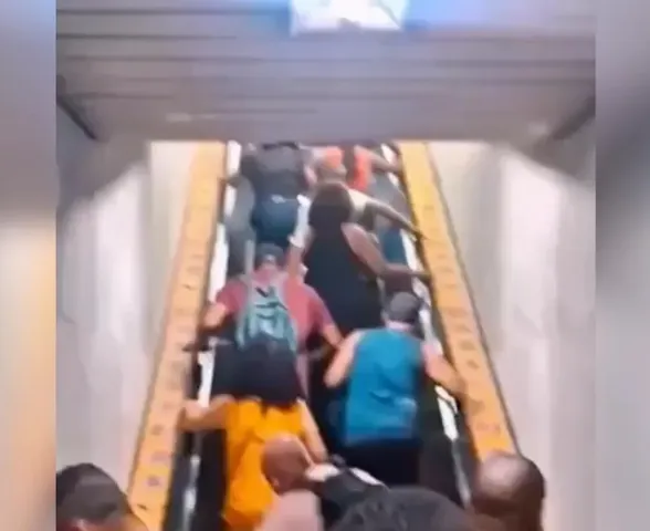 Escada rolante muda de direção e confunde passageiros no metrô do RJ