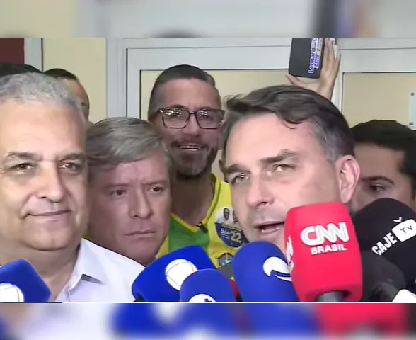 Flávio Bolsonaro declara apoio a JHC e diz que candidato estará em seu palanque em Alagoas