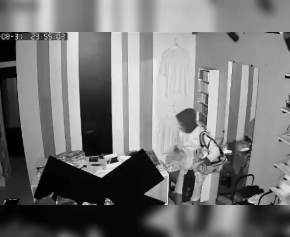 Homem arromba loja, passa 20 minutos e causa prejuízo de quase R$ 8 mil