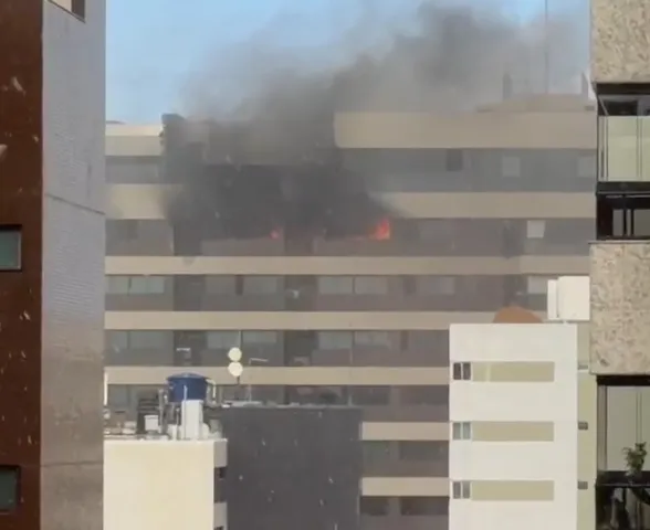 Incêndio atinge prédio na orla de Ponta Verde e mobiliza 5 viaturas do Corpo de Bombeiros