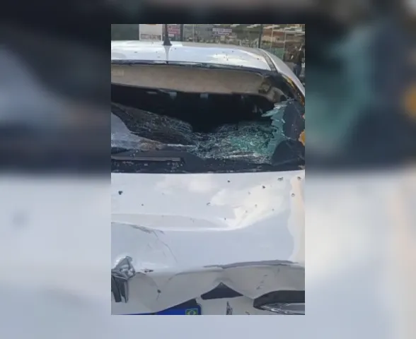 Motociclista e passageiro ficam feridos após colisão com carro na Cidade Universitária