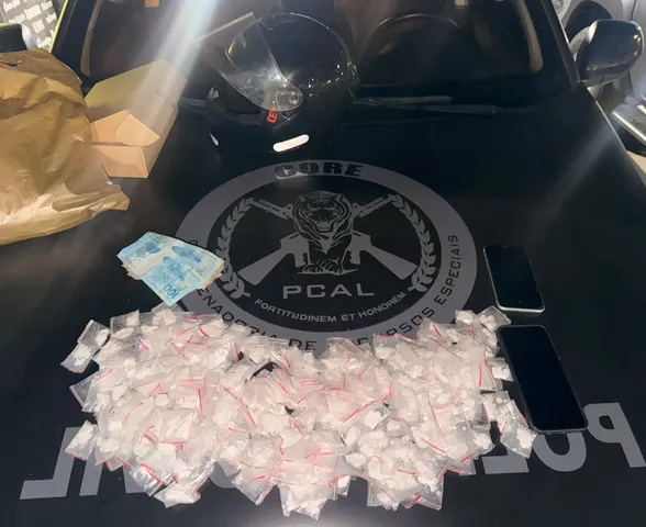 Tráfico: jovem é presa na parte alta de Maceió com droga e dinheiro