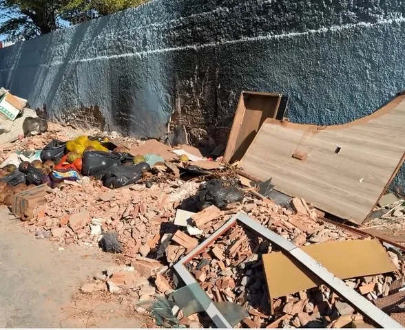 Vasos sanitários, pneus e entulho são deixados nos fundos de escola na Jatiúca