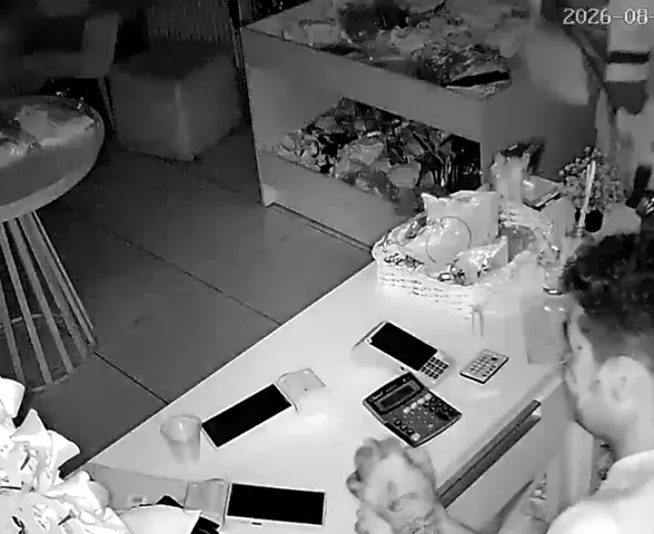 Vídeo mostra criminosos invadindo loja de roupas no centro de Arapiraca