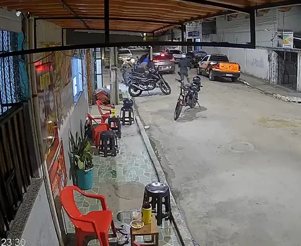Vídeo mostra momento em que homem é morto a tiros no Cleto, em Maceió