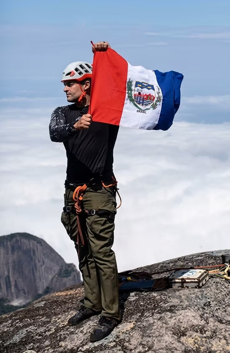 Alagoano conquista topo de montanha de 2 mil metros após escalada no Rio de Janeiro