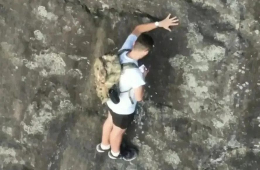 Alpinista fica preso a 80 metros de altura e mexe no celular à espera de resgate