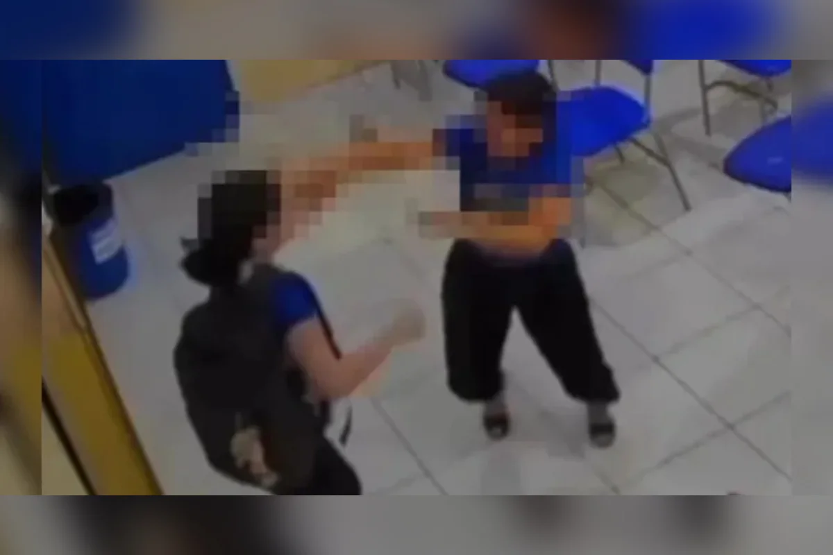 Ataque em escola: aluna parte para cima de professora e a golpeia com faca. Veja vídeo