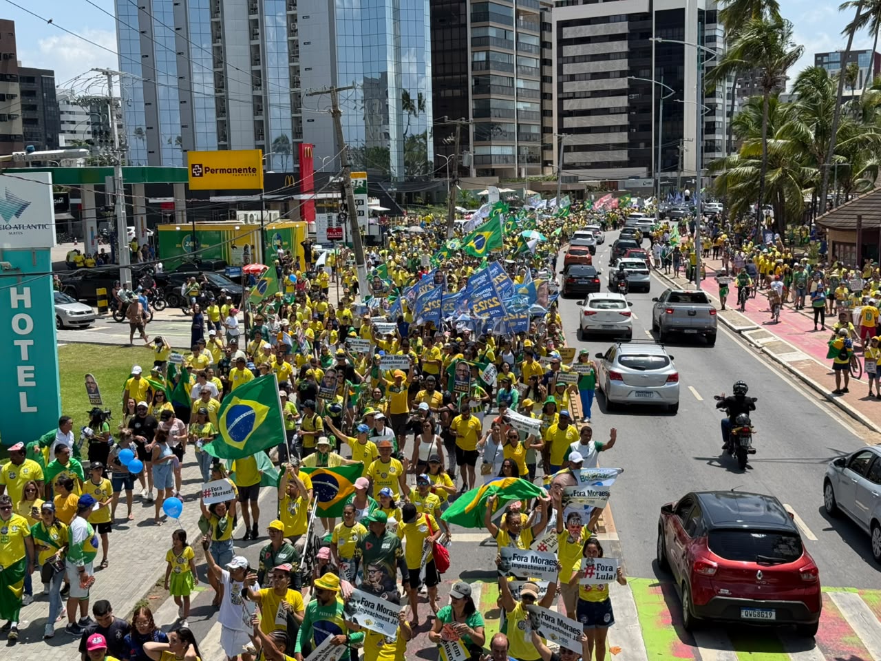 Bolsonaristas cruzam a orla de Maceió em ato por Flávio e contra Lula; veja como foi!