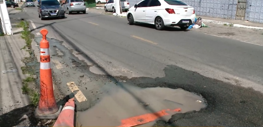 Buracos preocupam motoristas e moradores na Avenida Getúlio Vargas