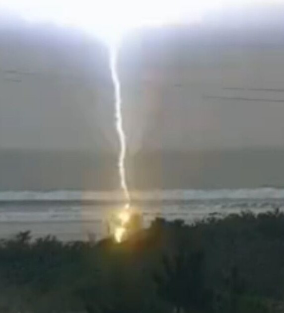 Câmera flagrou momento exato em que raio atingiu mulher na faixa de areia