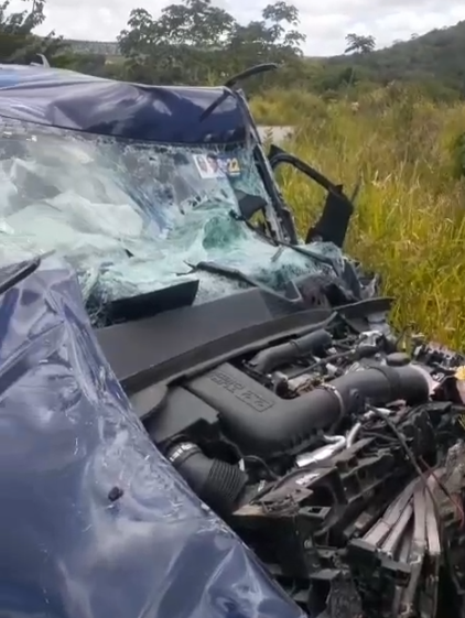 Caminhão que transportava combustível tomba após colisão com carro em Maceió