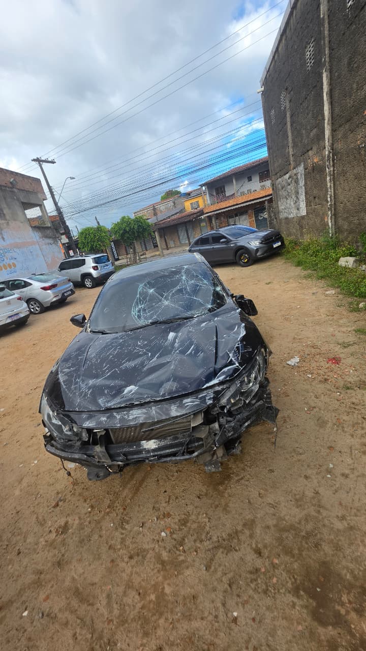 Carro derruba muro de condomínio, dois homens fogem e abandonam veículo após batida em Maceió