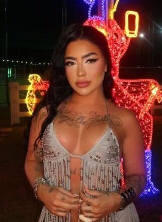 Cirurgia? MC Mirella rebate internauta que chamou seu bumbum de “falso”