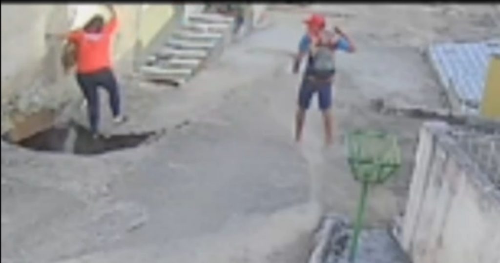 Cratera se abre em calçada e quase ‘engole’ mulher em quanto andava na rua
