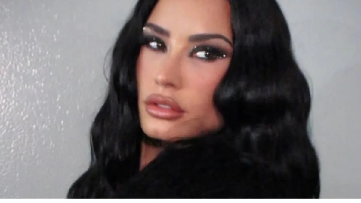 Demi Lovato é flagrada em avião e diverte fãs: "Gente como a gente"