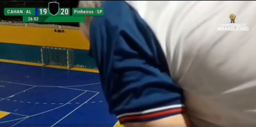 Diretor é acusado de arremessar cadeira durante confusão em campeonato de handebol e justifica: ‘Foi para dispersar’”