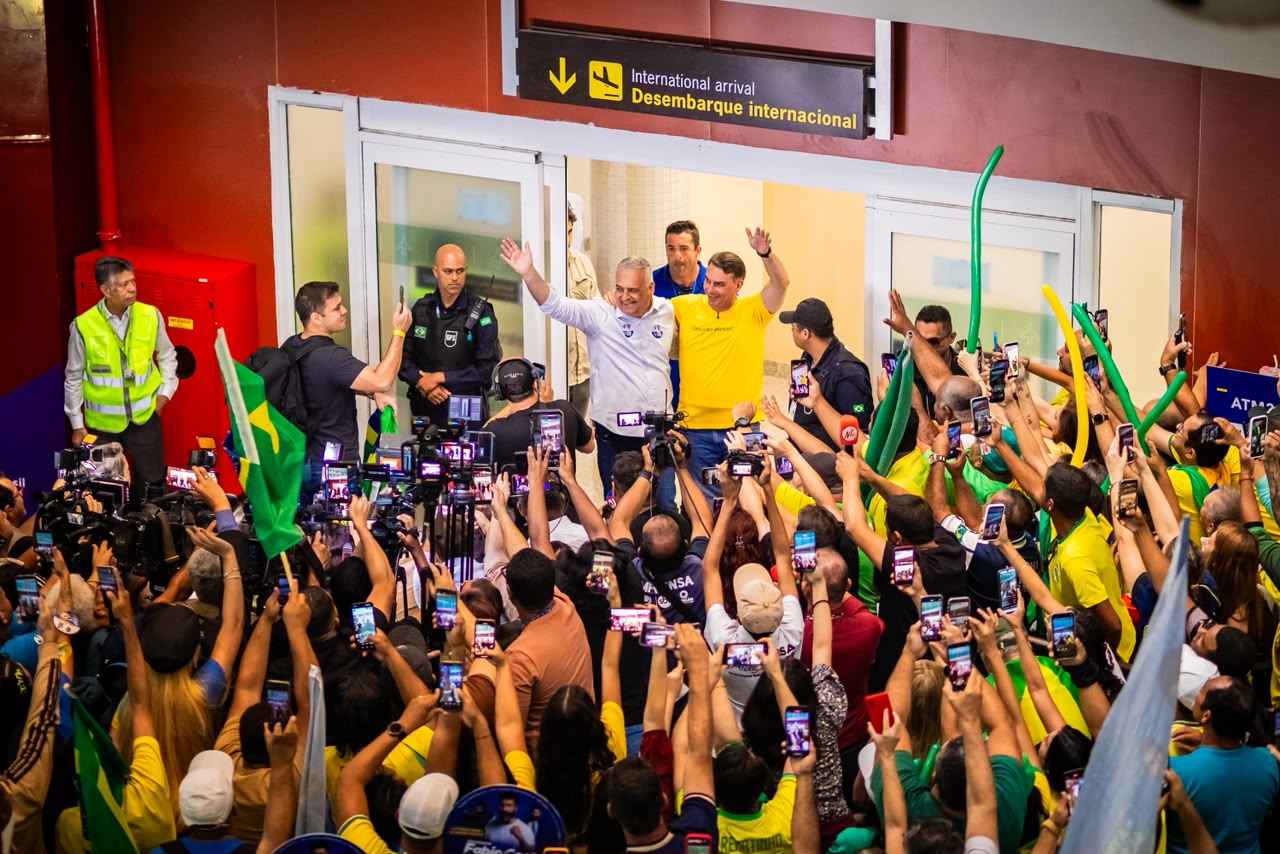 Do aeroporto a Jaraguá, Flávio e Alfredo recebem apoio nas ruas de Maceió; veja como foi