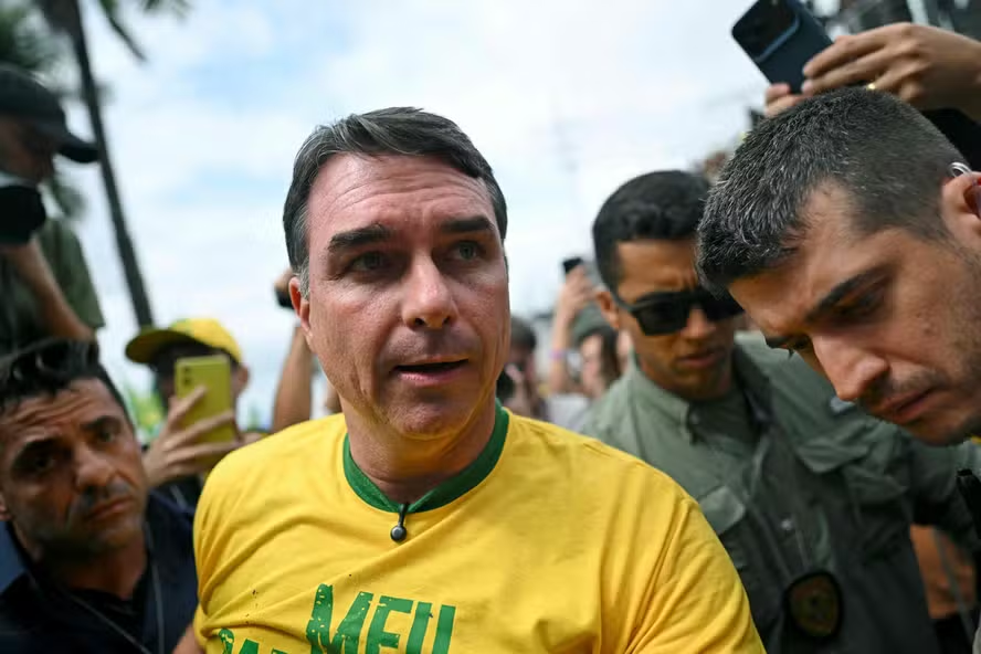 Fake News sobre Nossa Senhora teve ajuda de dentro da CNBB, diz Flávio Bolsonaro