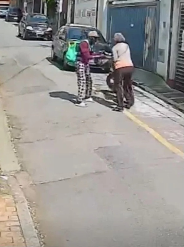 Falso entregador tenta roubar idosa e é rendido por moradores