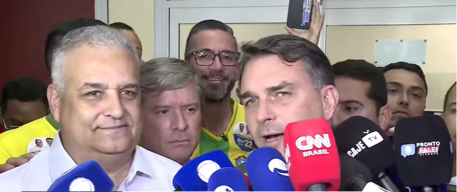 Flávio Bolsonaro declara apoio a JHC e diz que candidato estará em seu palanque em Alagoas