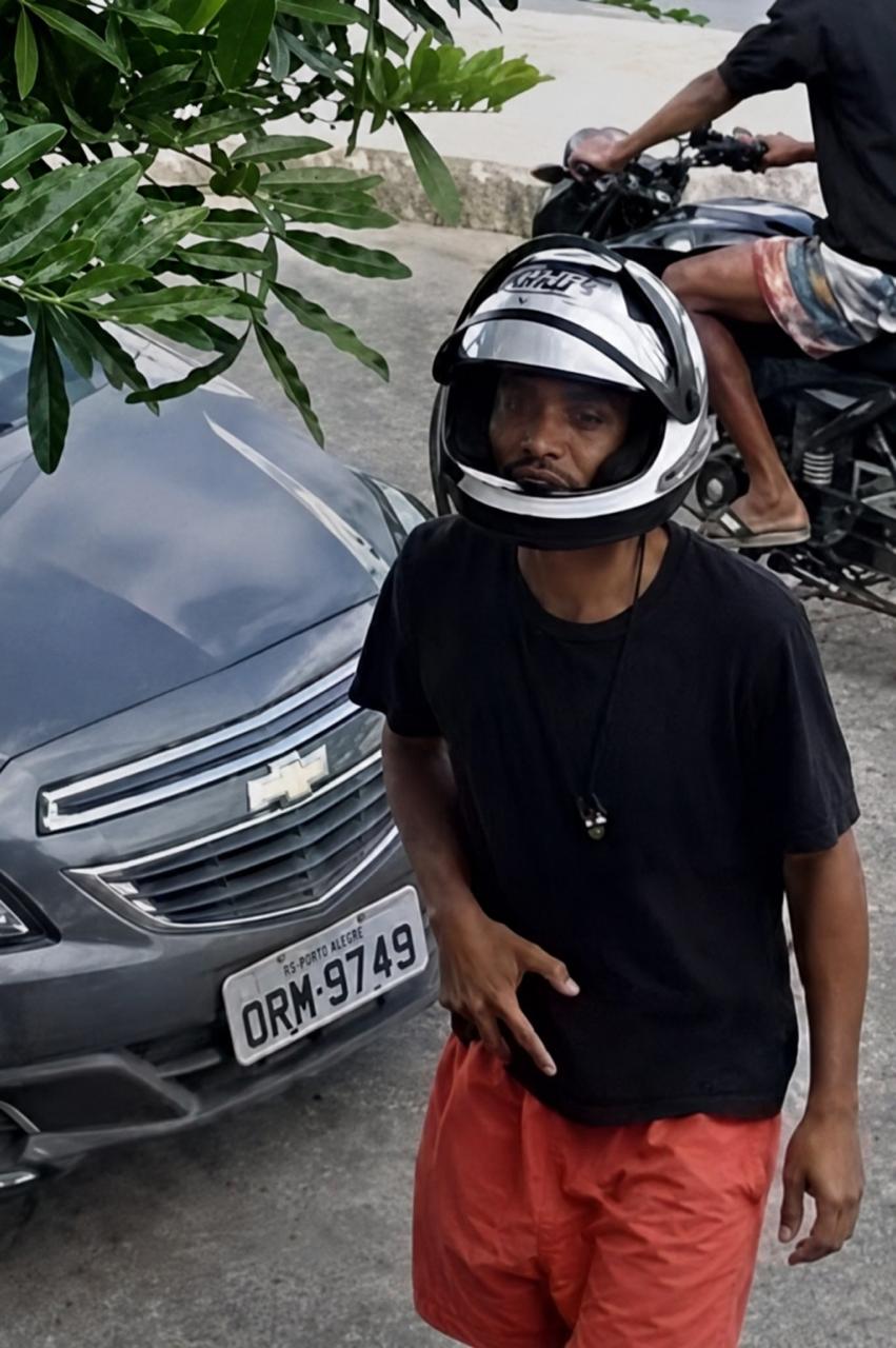 Garupa desce de moto, aborda mulher e rouba celular em plena luz do dia em Arapiraca