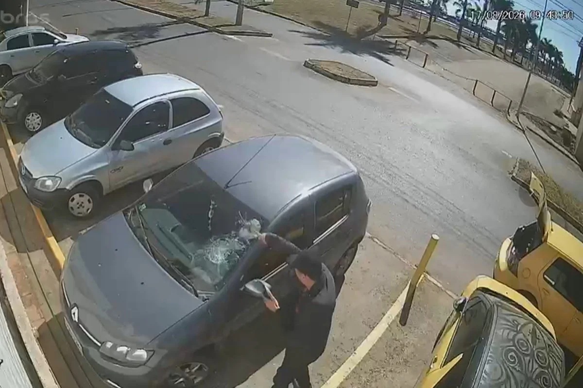 Homem fura pneus e destrói para-brisa de carro em estacionamento