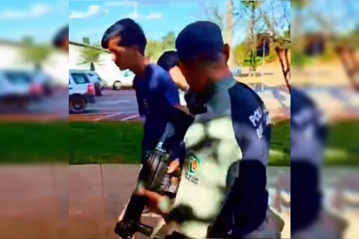 Homem mata amigo a facadas, esconde corpo em colchão e confessa crime; veja vídeo