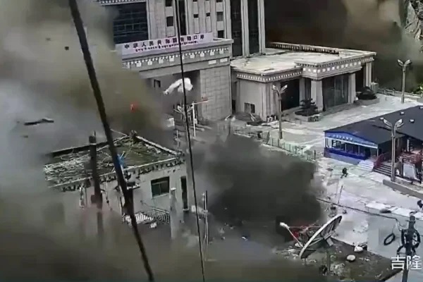 Imagens mostram enxurrada de lama violenta destruindo vila no Nepal
