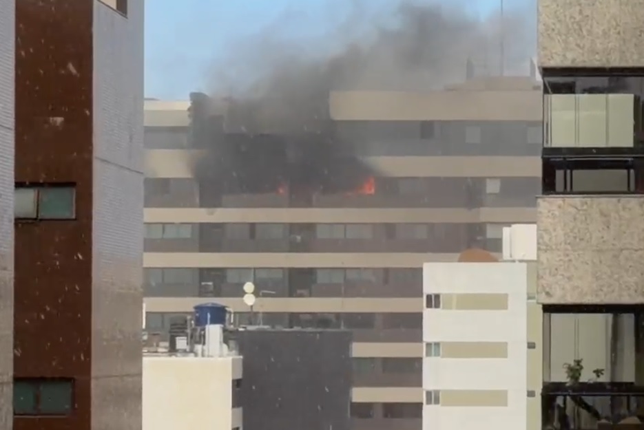 Incêndio atinge prédio na orla de Ponta Verde e mobiliza 5 viaturas do Corpo de Bombeiros