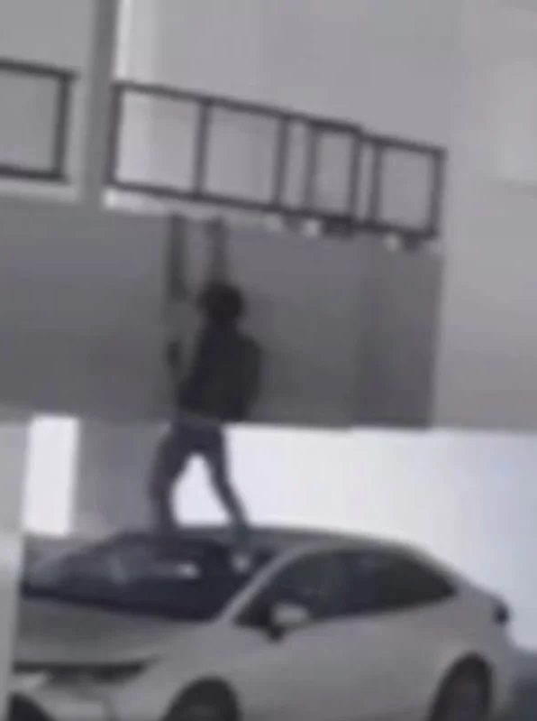 Ladrão é filmado escalando muro para invadir apartamento
