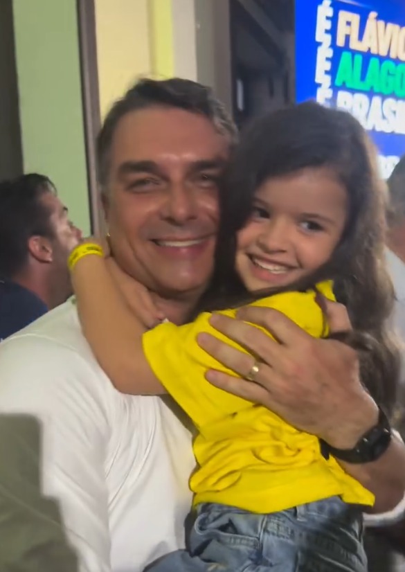Menina de Maceió realiza sonho de conhecer Flávio Bolsonaro após vídeo