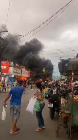 Moradores bloqueiam rua no Jacintinho em protesto contra morte de mulher durante abordagem da PM