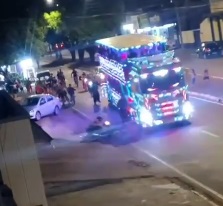 Motociclista morre após cair na pista e ser atingido por “Carreta da Alegria”; veja vídeo