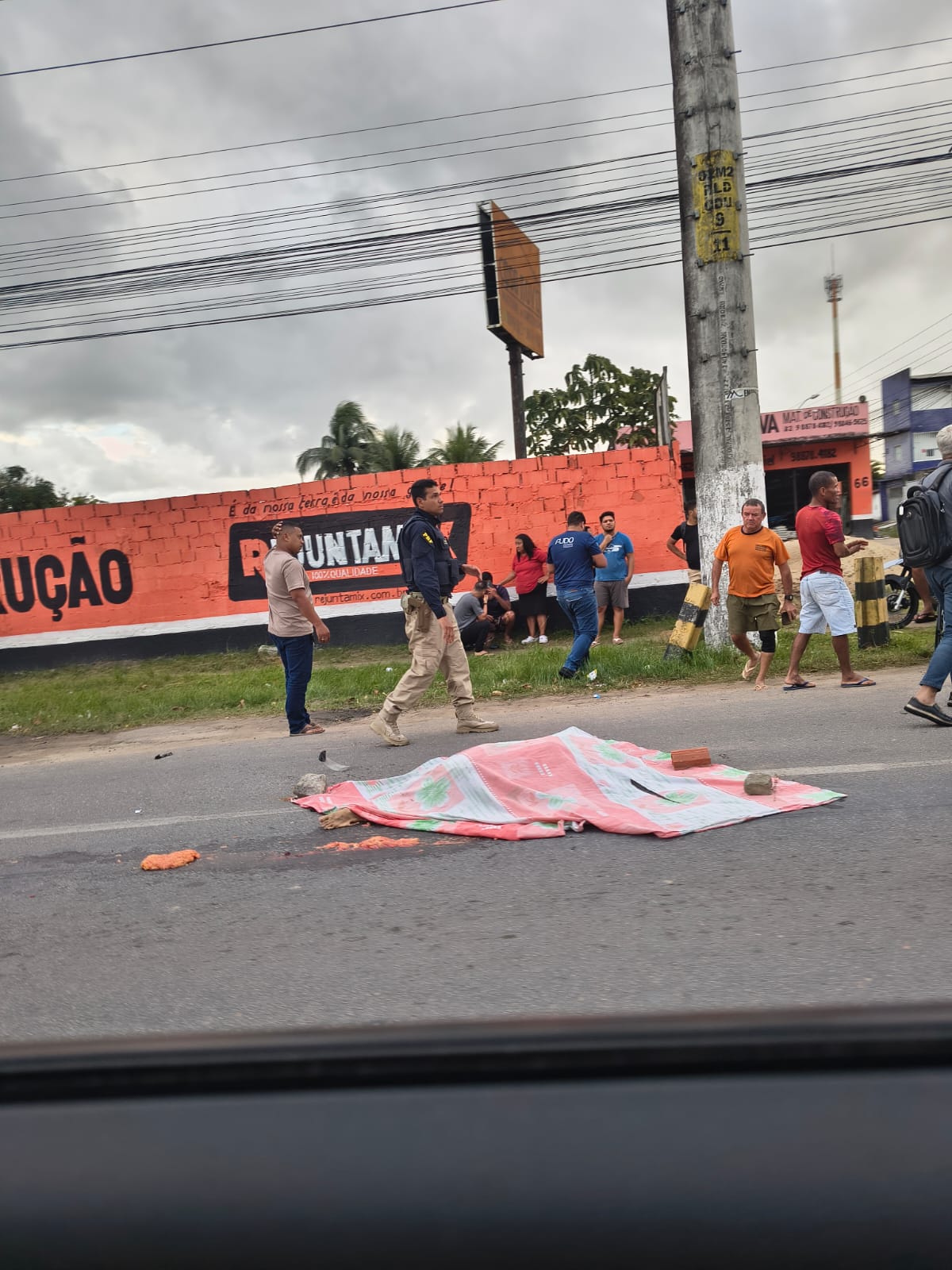 Motociclista tem perna esmagada e morre após colisão com caminhão no Eustáquio Gomes