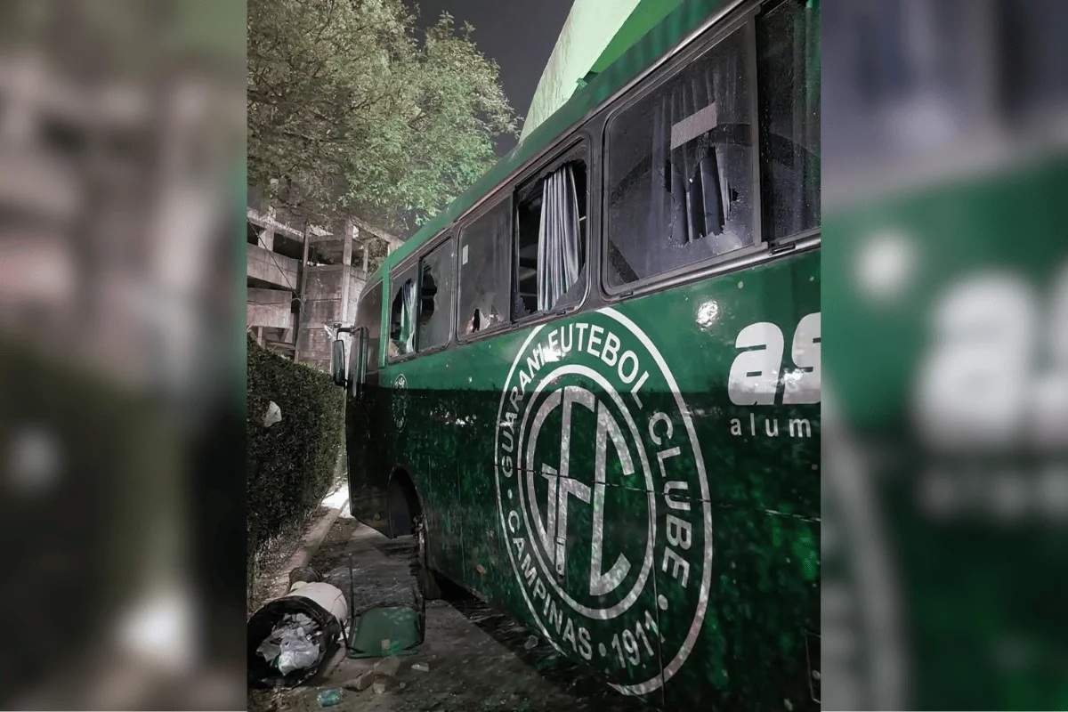 Ônibus do Guarani é destruído após eliminação na Série C