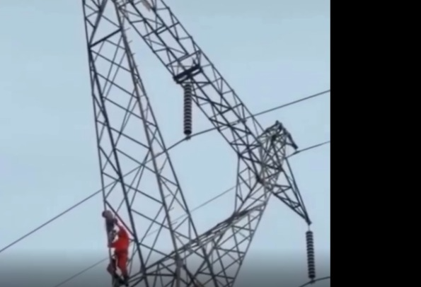 Pais saem para trabalhar e quando voltam encontram filho de 5 anos no topo de torre de transmissão