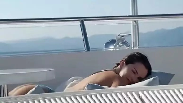 Selena Gomez aparece de topless em vídeo compartilhado pelo marido e gera reações de fãs